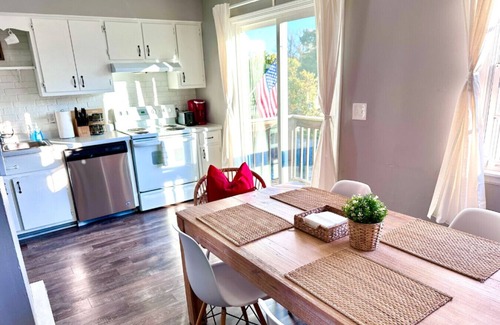 Yorkville Wohnung | 2BR Downtown Yorkville Apt by Fox River