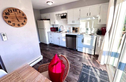 Yorkville Wohnung | 2BR Downtown Yorkville Apt by Fox River