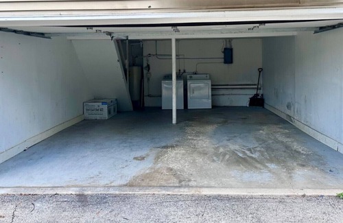 Yorkville Wohnung | 2BR Downtown Yorkville Apt by Fox River