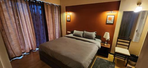 Nedumbassery Wohnung | 2BR Flat with Pool and Balcony near Cochin Airport