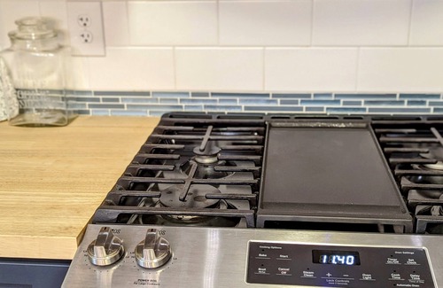 Newark Haus | 2BR Home: Modern & Classic Near Nature Preserves & Historical Gems! and Hospital