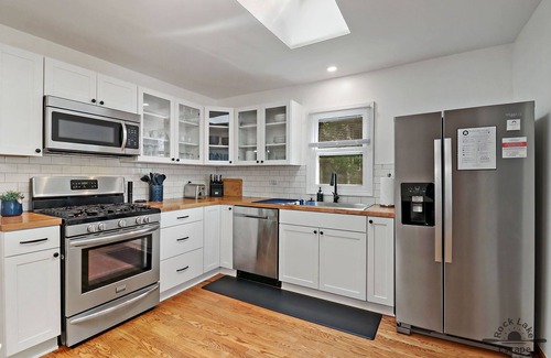 Salem Lakes Haus | 2BR Lake House - Stunning Views - Lake Toys - Screen Room - K Bed - Dog Friendly