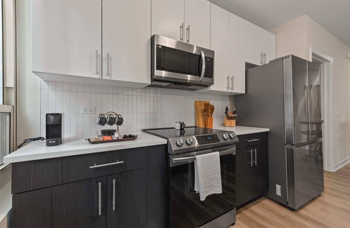 Rush and Division Wohnung | Near Riverwalk: 2BR, Private Balcony, Downtown