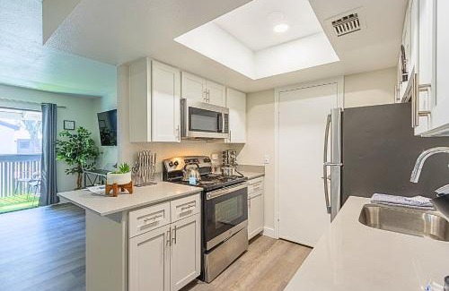 Paradise Valley Village Wohnung | 2BR near Stone Creek - Pool & Mall Access Comfort - C254