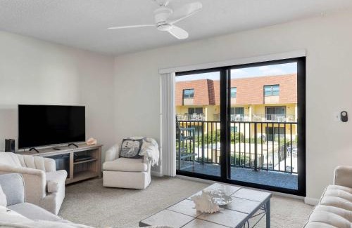 Avon By The Sea Haus | 2BR Sleeps 6 Pool BBQ Steps to Beach Pier Downtown