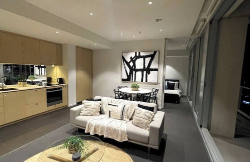 Walkerville Wohnung | 2BR Walkerville Apartment - Steps from Cafes, Shops, and Scenic Parks!