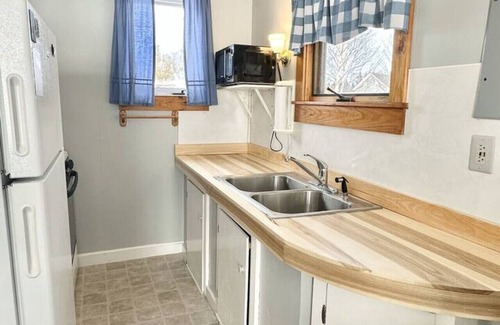 Bass Harbor Haus | 2BR Waterfront Pet Friendly Tiny Home with Dock! [Shipwreck]