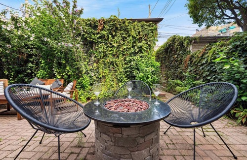 Lakeview Wohnung | 2BR Wrigleyville Apt Free Parking, Office, Fire Pit & Outdoor Space