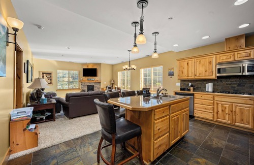 Kellogg Eigentumswohnung | 2Brm Mountain-View Getaway, Indoor Parking, WiFi, Sauna & Jacuzzi Tub