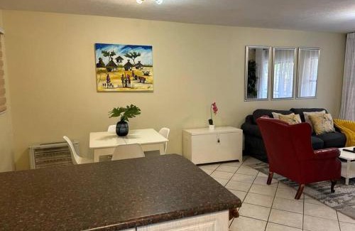 Die Hoewes Wohnung | 2c - 4 No load shedding 2bed 2bath with garden