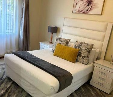 Die Hoewes Wohnung | 2c - 4 No load shedding 2bed 2bath with garden