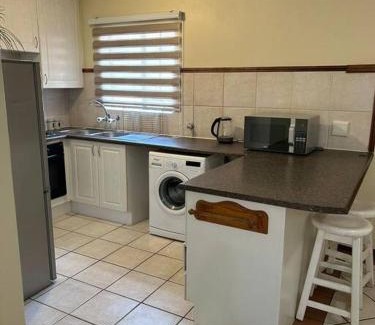 Die Hoewes Wohnung | 2c - 4 No load shedding 2bed 2bath with garden