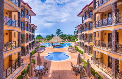 Barrio Los Villalobos Eigentumswohnung | 2n floor Condo with ocean view, wifi, pool, kitchen, 3 bedrooms, 2.5 bath, Jaco