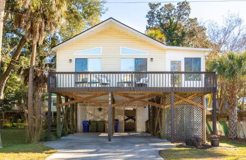 Folly Beach Haus | 2nd Block E Huron - Keep Palm - Adorable House Minutes from the Beach
