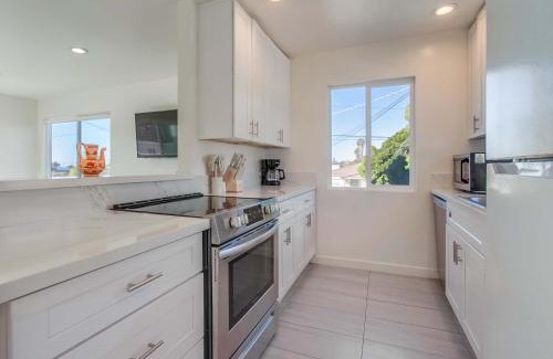 Village of La Jolla Haus | 2nd floor A-C steps to beach downtown La Jolla