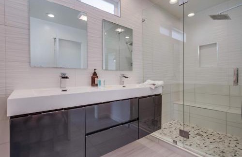 Village of La Jolla Haus | 2nd floor A-C steps to beach downtown La Jolla