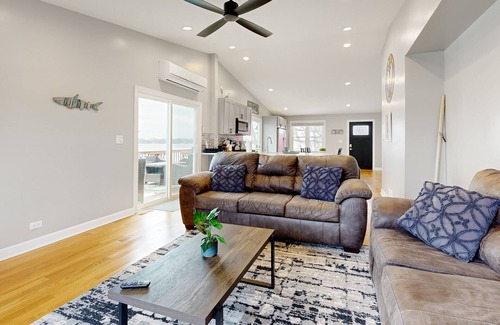 Channel Lake Wohnung | 2nd-floor lakefront walk-up with firepit