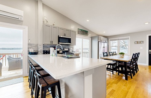 Channel Lake Wohnung | 2nd-floor lakefront walk-up with firepit