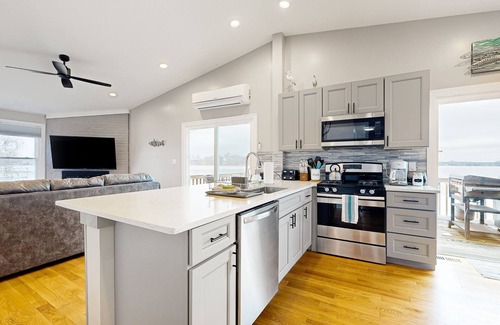 Channel Lake Wohnung | 2nd-floor lakefront walk-up with firepit