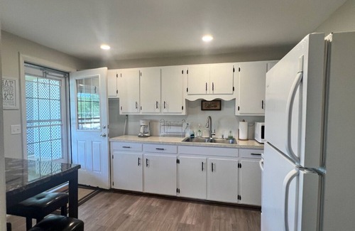 Aldenville Wohnung | 2nd story lake view, private deck- close to Scranton, Honesdale & Elk Mountain!