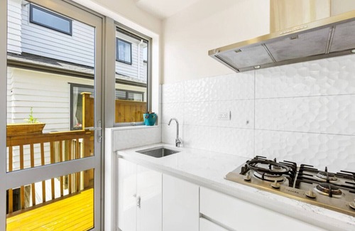 Hauraki Haus | Taka Retreat near Beach with Parking and Patio