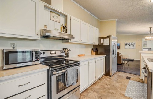 Peyton Haus | 3 BD, Poker, Pool Table, Foosball, Hot tub & more!