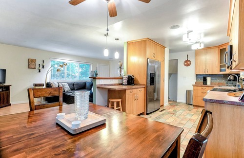 Bayview Haus | 3 Bed 1.5 Bath Blocks to Beach- Dogs OK! Quiet Cul-de-sac