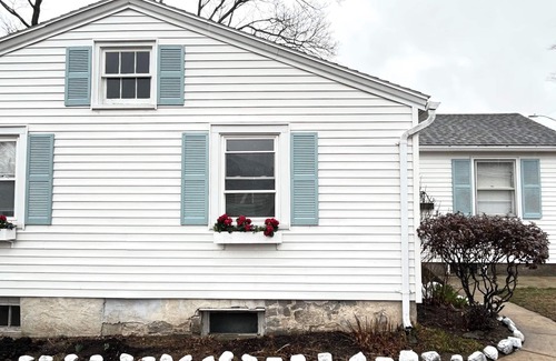 Pawcatuck Hütte | 3-Bed 19thC Cottage 9minutes from Misquamicut Beach