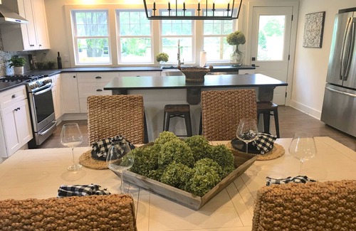 Three Oaks Haus | Brandneu! Exquisit gestaltete 3-Bett-2-Badehütte, nur wenige Schritte vom Gesellen!