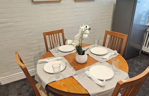 Offerton Haus | 3 bed Ensuite Newly Refurbished House