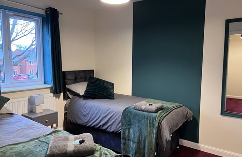 Walsall Haus | 3-Bed fully furnished house in Walsall, near M6 J11/10, Wolverhampton, Cannock.