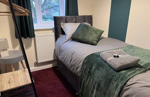 Walsall Haus | 3-Bed fully furnished house in Walsall, near M6 J11/10, Wolverhampton, Cannock.