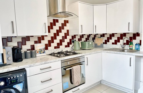 Loxford Haus | 3 bed home with Free parking & garden - Ilford