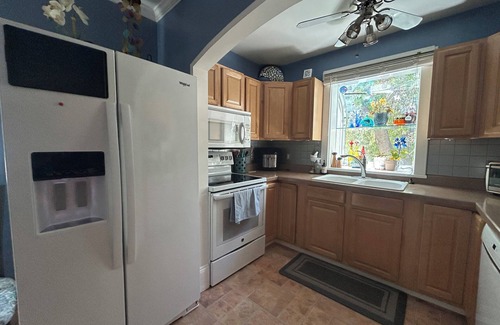 Lower Rattlesnake Haus | 3-bed Mountain View home, Walkable to The UofM, Creek, Hiking trails, GO GRIZ!