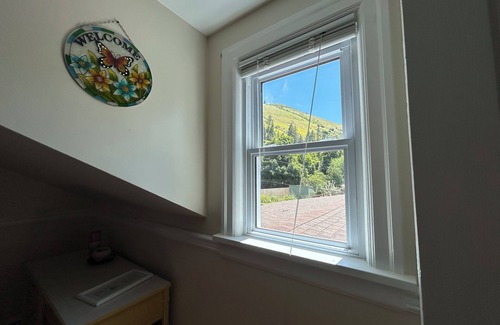 Lower Rattlesnake Haus | 3-bed Mountain View home, Walkable to The UofM, Creek, Hiking trails, GO GRIZ!