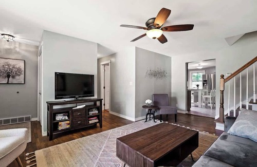 Holland Haus | 3 Bed - Outdoor living with hot tub near beaches