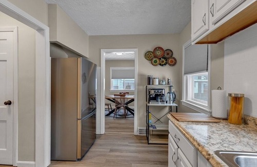 South Euclid Haus | 3 bed S Euclid NEW ON VRBO DISCOUNTED PRICE, EXCELLENT REVIEWS OTHER PLATFORMS