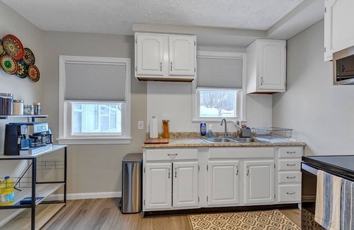 South Euclid Haus | 3 bed S Euclid NEW ON VRBO DISCOUNTED PRICE, EXCELLENT REVIEWS OTHER PLATFORMS