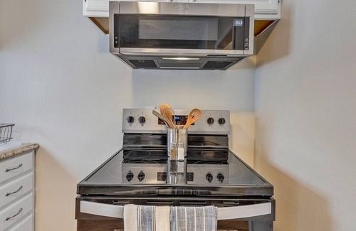 South Euclid Haus | 3 bed S Euclid NEW ON VRBO DISCOUNTED PRICE, EXCELLENT REVIEWS OTHER PLATFORMS