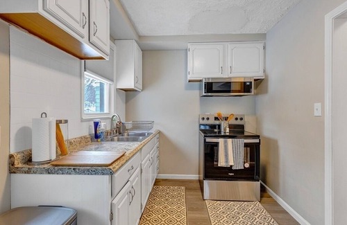 South Euclid Haus | 3 bed S Euclid NEW ON VRBO DISCOUNTED PRICE, EXCELLENT REVIEWS OTHER PLATFORMS