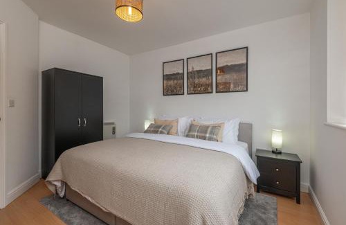 Morley Wohnung | 3-Bed Serviced Apt near M62, Leeds - Ideal for Up to 6 Guests - Long Stay Options - Free Parking and Wifi