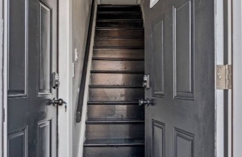 Primos Secane Wohnung | 3-bedroom 1bath Luxury house with parking WiFi, AC in fabulous Philadelphia.