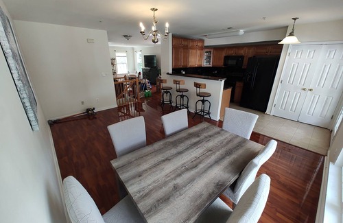 Parole Eigentumswohnung | 3 Bedroom/2.5 bathroom close to Naval Academy, NMCM Stadium, and downtown.