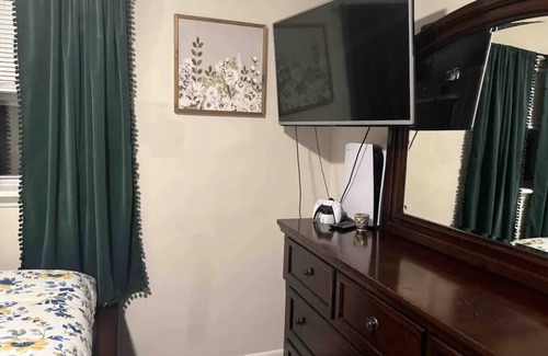 Clayton Haus | 3 bedroom, 4 beds and 2-bathroom home with upgraded full kitchen and living room