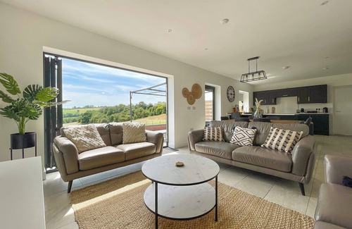 Dilhorne Hütte | Perfectly placed for long walks on the Staffordshire Way or a fun day at Alton Towers.