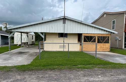 Theriot Hütte | 3-Bedroom Camp IN Falgout Canal Marina, Theriot LA