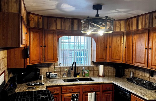 Garfield Heights Haus | 3-bedroom Château in welcoming Garfield Heights with WiFi, AC