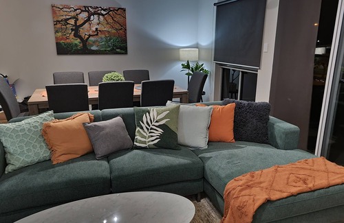 Douglas Wohnung | 3 bedroom executive apartment on Ross River ideal for business or family holiday