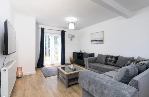 Weston on Trent Haus | 3 Bedroom Home with Private Driveway