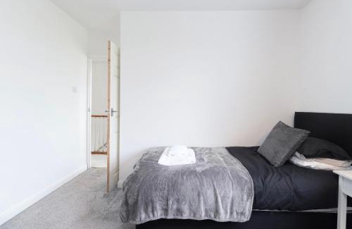 Weston on Trent Haus | 3 Bedroom Home with Private Driveway